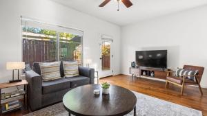 Un televizor și/sau centru de divertisment la Walk to Downtown Paso Sip Local Wine Under the Stars Casa Robles by AvantStay