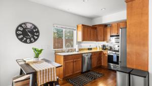 Η κουζίνα ή μικρή κουζίνα στο Walk to Downtown Paso Sip Local Wine Under the Stars Casa Robles by AvantStay