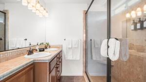 a bathroom with two sinks and a shower at Walk to Downtown Paso Sip Local Wine Under the Stars Casa Robles by AvantStay in Paso Robles +27 photos