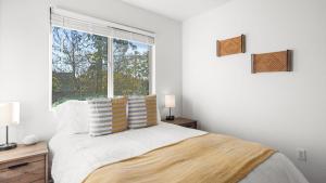 Ένα ή περισσότερα κρεβάτια σε δωμάτιο στο Walk to Downtown Paso Sip Local Wine Under the Stars Casa Robles by AvantStay