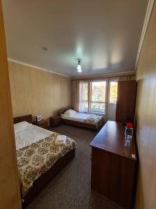 a hotel room with two beds and a desk at Turgen Resort in Taūtürgen