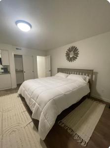 En eller flere senge i et værelse på Home at Kingwood in Forest Grove