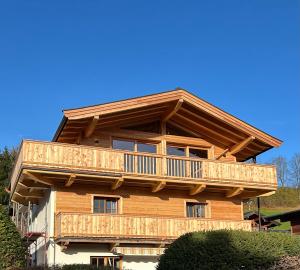 ein Blockhaus mit umlaufender Terrasse in der Unterkunft Mountainview-Lodge exklusiver Neubau mit Bergblick in Reith bei Kitzbühel