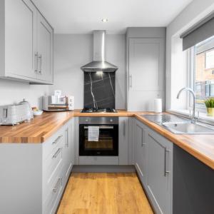 Η κουζίνα ή μικρή κουζίνα στο Two Bed Apartment - Two Parking Spaces - Stourbridge 1cSt