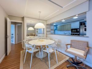 圣劳伦斯海滨Riviera | Vista Mar Pé na Areia - Enxoval Completo的厨房兼餐厅，配有桌椅