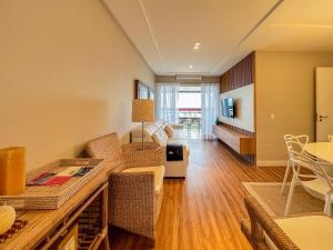 圣劳伦斯海滨Riviera | Vista Mar Pé na Areia - Enxoval Completo的带桌椅的客厅 更多43张照片