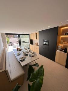 トングレンにあるHet Huisjeのキッチン(テーブル付)が備わります。