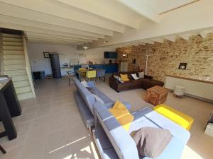 Saint-GoursonにあるLa grange Marieのソファとテーブルのある広いリビングルーム