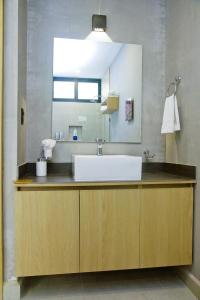 ein Badezimmer mit Waschbecken und Spiegel in der Unterkunft TerraCondos Loft 203 & 204 in Bahías de Huatulco