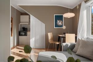 a living room with a couch and a table at Basecamp Dramsvegen Aurora Viewpoint in Tromsø