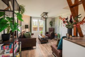 ein Wohnzimmer mit Sofa und Tisch in der Unterkunft Cozy - Private Hot Tub & Garden - Fire Pit - Pet Friendly in Hajdúszoboszló