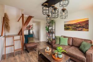 ein Wohnzimmer mit Sofa und Tisch in der Unterkunft Cozy - Private Hot Tub & Garden - Fire Pit - Pet Friendly in Hajdúszoboszló