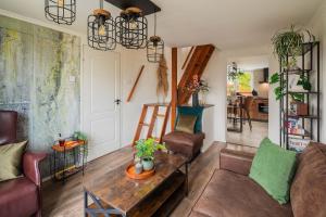 ein Wohnzimmer mit Sofa und Tisch in der Unterkunft Cozy - Private Hot Tub & Garden - Fire Pit - Pet Friendly in Hajdúszoboszló