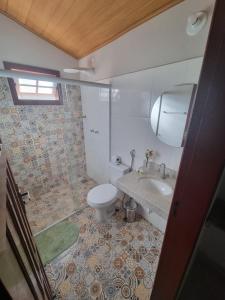 チラデンテスにあるPouso dos Arcanjosのトイレと洗面台のあるバスルーム