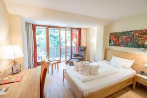 Postel nebo postele na pokoji v ubytování Bio Thermalhotel Falkenhof + 64 fotografií