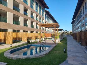 Bazén v ubytování Flat de Luxo- Jacuzzi Privativa a 300m da praia! nebo v jeho okolí