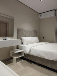 Postel nebo postele na pokoji v ubytování Living Room Qiblatain