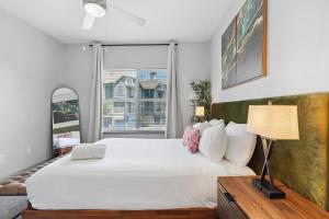 Postel nebo postele na pokoji v ubytování Furnished apartments next to the Domain + 102 fotografií