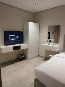 TV a/nebo společenská místnost v ubytování Living Room Qiblatain