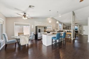 Η κουζίνα ή μικρή κουζίνα στο Desert Oasis STV QC Salt Pool and Baja Deck