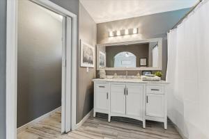 Η κουζίνα ή μικρή κουζίνα στο Desert Oasis STV QC Salt Pool and Baja Deck +25 φωτογραφίες