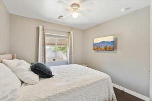 Ένα ή περισσότερα κρεβάτια σε δωμάτιο στο Desert Oasis STV QC Salt Pool and Baja Deck