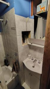 Un baño con lavabo, ducha y bañera. en 100 años ciprés, en Río Gallegos 11 fotos más