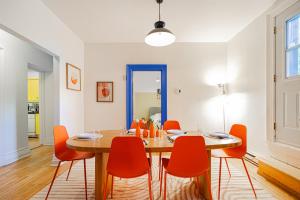 Posezení v ubytování Colorful Downtown Apartment with Terrace