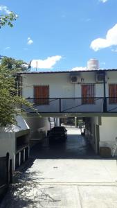 Un edificio con un coche aparcado en un estacionamiento. en Los Gringuitos - Trapiche, en Trapiche 12 fotos más