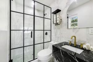 un baño con inodoro y lavabo en The Lemon Branch Hotel, en Miami Beach