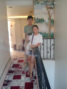 een man en een vrouw die op een leuning staan bij Summer Land Hotel in Abu Simbel