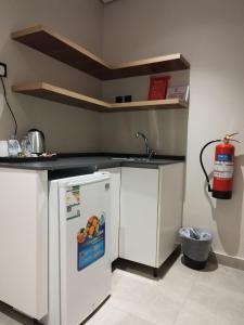 Kuchyň nebo kuchyňský kout v ubytování Living Room Qiblatain