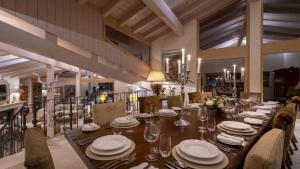 a dining room with a long table and chairs at Entrebin PremiumChalet AO in Aosta