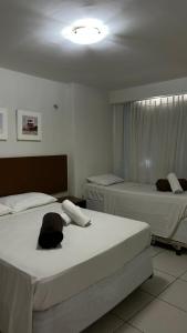 2 camas en una habitación de hotel con 2 camas en Apartamento Vista Mar - Beira Mar, en Fortaleza 14 fotos más