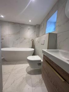 Koupelna v ubytování Elegant 2 bed Penthouse in Leyburn