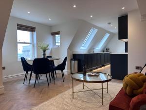 レイバーンにあるElegant 2 bed Penthouse in Leyburnのテーブルとキッチンのあるリビングルーム