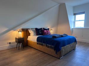 レイバーンにあるElegant 2 bed Penthouse in Leyburnの青いシーツのベッドと窓のある寝室 +7枚の写真