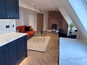 レイバーンにあるElegant 2 bed Penthouse in Leyburnのソファとテーブルのあるキッチンとリビングルーム