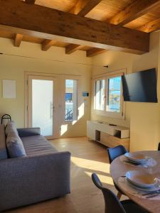 ein Wohnzimmer mit Sofa und Tisch in der Unterkunft La Dimora del Monte Bianco in Aosta