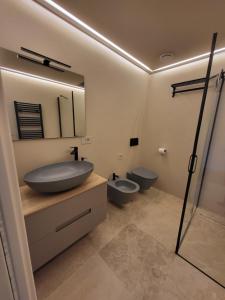 ein Badezimmer mit zwei Waschbecken und zwei Toiletten in der Unterkunft La Dimora del Monte Bianco in Aosta + 35 Fotos