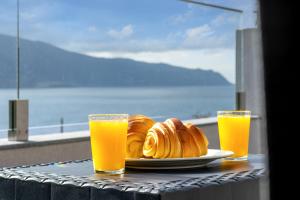 ein Teller Gebäck und zwei Gläser Orangensaft in der Unterkunft Atlantic View Studio in Ponta Delgada