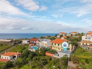eine Luftansicht einer kleinen Stadt mit Häusern und dem Meer in der Unterkunft Atlantic View Studio in Ponta Delgada + 25 Fotos
