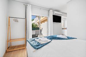 ein Schlafzimmer mit einem Bett und einem großen Fenster in der Unterkunft Atlantic View Studio in Ponta Delgada