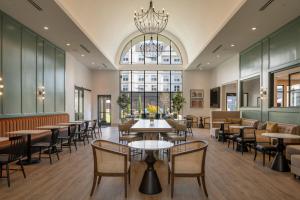 ein Restaurant mit Tischen und Stühlen und einem Kronleuchter in der Unterkunft Residence Inn Atlanta Buckhead/Lenox Park in Atlanta