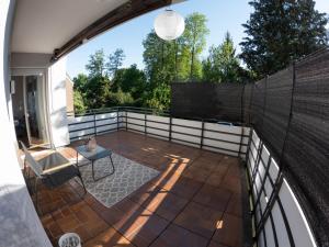 een balkon met een tafel en een hek bij Moderne Zimmer in Steinhagen mit Balkon in Steinhagen