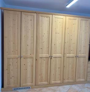 eine Reihe von Holzschlitten in einem Zimmer in der Unterkunft Pragma Apartments - Appartamento La Torre in Predazzo