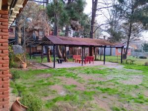 a pavilion with tables and chairs in a yard at Casita de Arena Cabañas in Mar de Ajó +18 photos