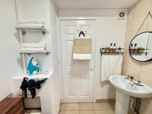 Koupelna v ubytování Treforest Apartment 2 Bedrooms - Next Station- Free Parking + 20 fotografií