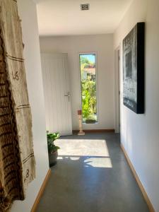 Μια τηλεόραση ή/και κέντρο ψυχαγωγίας στο Tropical Oasis in the Heart of Māpua