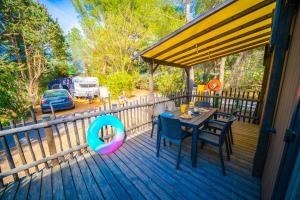 バラリュック・レ・バンにあるCamping Mas du Padreの木製デッキ(テーブル、椅子付)